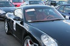 Porsche Cayman z nalepką sponsora WIMAD